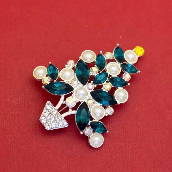Vintage Faux Pearls & Rhinestones Christmas Tree Brooch by Avon - F44 - Picture 1 of 2